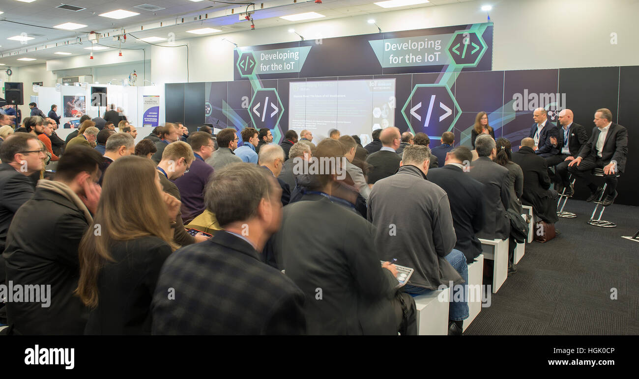 Olympia, London, UK. 23. Januar 2017. IoT Tech Expo öffnet. Die zweite globale Internet of Things-Show vereint Schlüsselindustrien von auf der ganzen Welt für zwei Tage der Lösung auf Basis von Fallstudien und Diskussion. Industrien schließen die Herstellung, Transport, Gesundheit, Logistik, Regierung, Energie, Versicherung, Landwirtschaft, Handel und Automotive. Malcolm Park © Redaktion/Alamy Live-Nachrichten. Bildnachweis: Malcolm Park Leitartikel/Alamy Live-Nachrichten Stockfoto