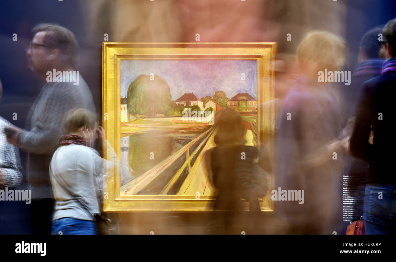 Besucher stehen vor dem Gemälde "Mädchen auf der Brücke" von Edvard Munch im Wert von 50 Millionen Euro in das neue Kunstmuseum Barberini in Potsdam, Deutschland, 23. Januar 2017. Die Ausstellung "Klassiker der Moderne" präsentiert 60 Gemälde und Skulpturen aus 100 Jahre Kunstgeschichte, darunter Werke von Max Liebermann, Edvard Munch und Emil Nolde. Kunstmäzen Hasso Plattner umgebaut das Museum mit einer Ausstellungsfläche von 2.200 Quadratmetern hinter der Fassade des historischen Palais Barberini aus dem 18. Jahrhundert. Foto: Ralf Hirschberger/Dpa-Zentralbild/dpa Stockfoto