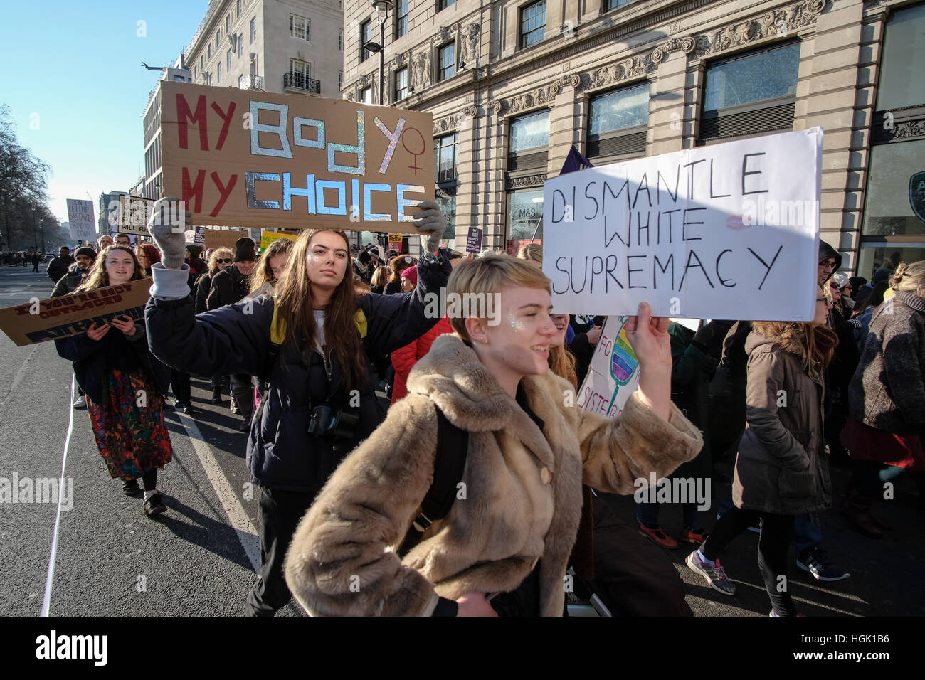 London, UK. 22. Januar 2017. Frauen Spaziergang in London. Frauen mit Bannern zu Fuß entlang Piccadilly. Menschen aller Geschlechter marschieren in London als Teil einer internationalen Tag in Solidarität. Sie vereinen und stehen gemeinsam für die würde und Gleichheit aller Völker, für die Sicherheit und die Gesundheit unseres Planeten und die Stärke unserer lebendigen und vielfältigen Gemeinschaften. Bildnachweis: Martin Gurken Alamy Live-Nachrichten Stockfoto