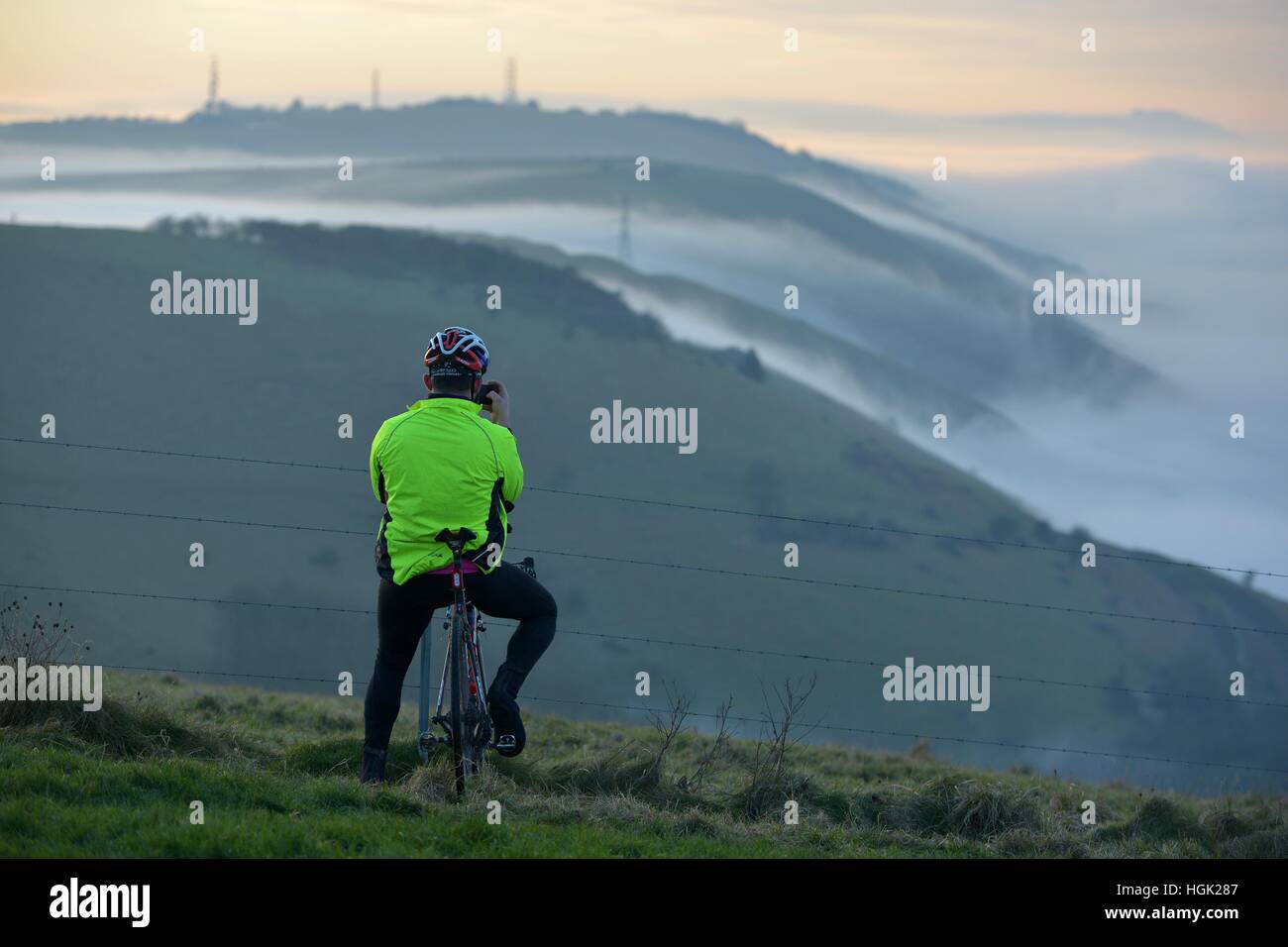 Devil es Dyke, East Sussex 23. Januar 2017 die sanften Hügel der South Downs National Park in der Nähe von Brighton über dem Nebel bei Sonnenuntergang zu erheben. © Peter Cripps/Alamy Live-Nachrichten Stockfoto