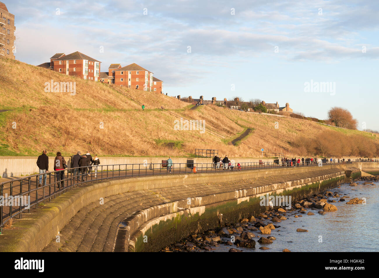 Menschen zu Fuß entlang der Flussufer bei Tynemouth, North Tyneside, England, UK Stockfoto
