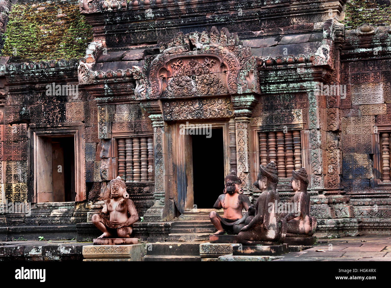 Affen Statuen am Banteay Srei - Srey kambodschanischen Tempel 10. Jahrhundert Hindu-Tempel Shiva geweiht. Siem Reap, Kambodscha (Angkor Komplex verschiedene archäologische Hauptstädte Khmer Reich 9-15. Jahrhundert) Stockfoto