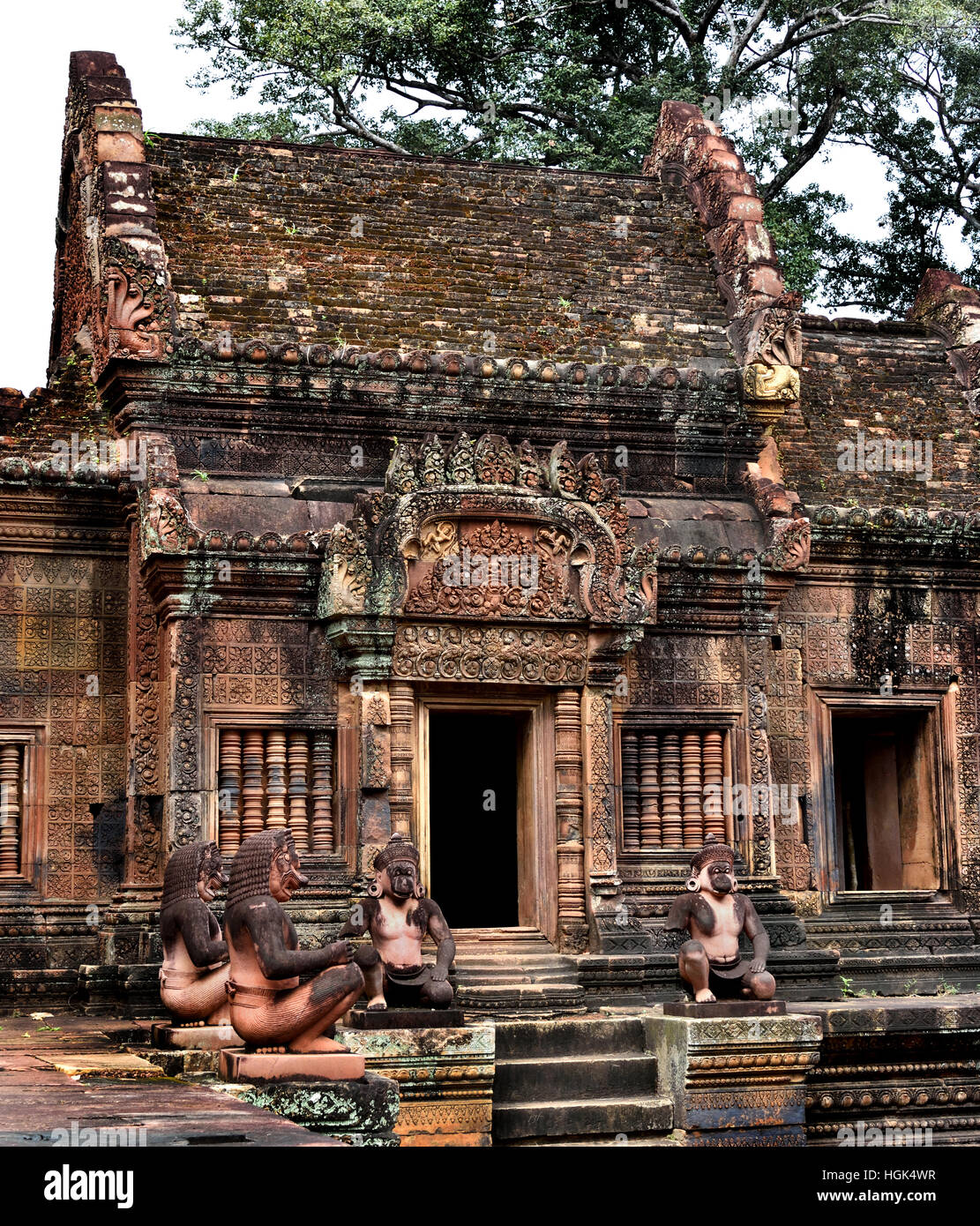 Affen Statuen am Banteay Srei - Srey kambodschanischen Tempel 10. Jahrhundert Hindu-Tempel Shiva geweiht. Siem Reap, Kambodscha (Angkor Komplex verschiedene archäologische Hauptstädte Khmer Reich 9-15. Jahrhundert) Stockfoto