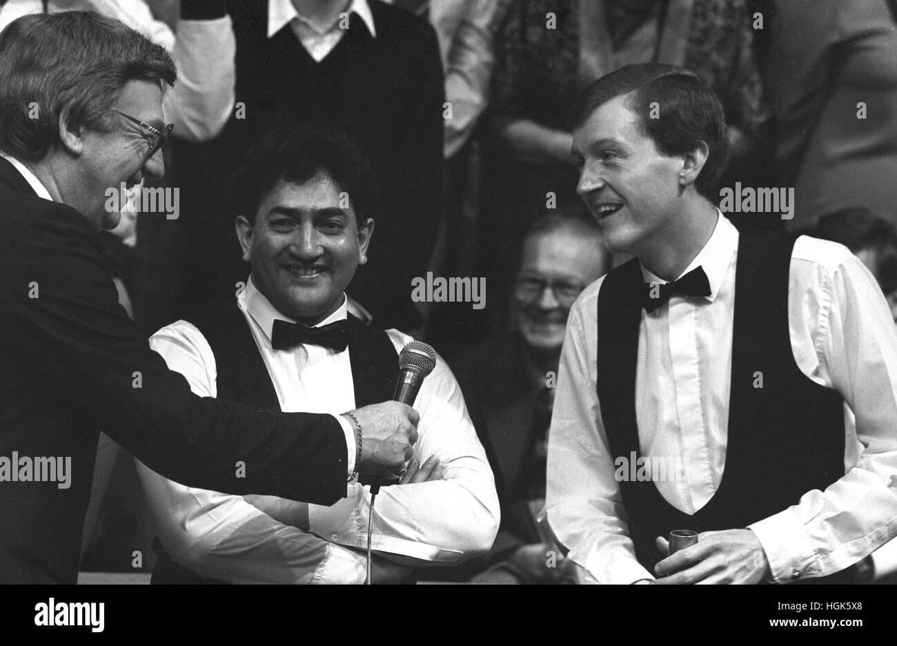New World Snooker-Weltmeister Steve Davis ist nach dem Sieg gegen Titelverteidiger Joe Johnson 18-14 in Sheffield Crucible Theatre interviewt. Stockfoto