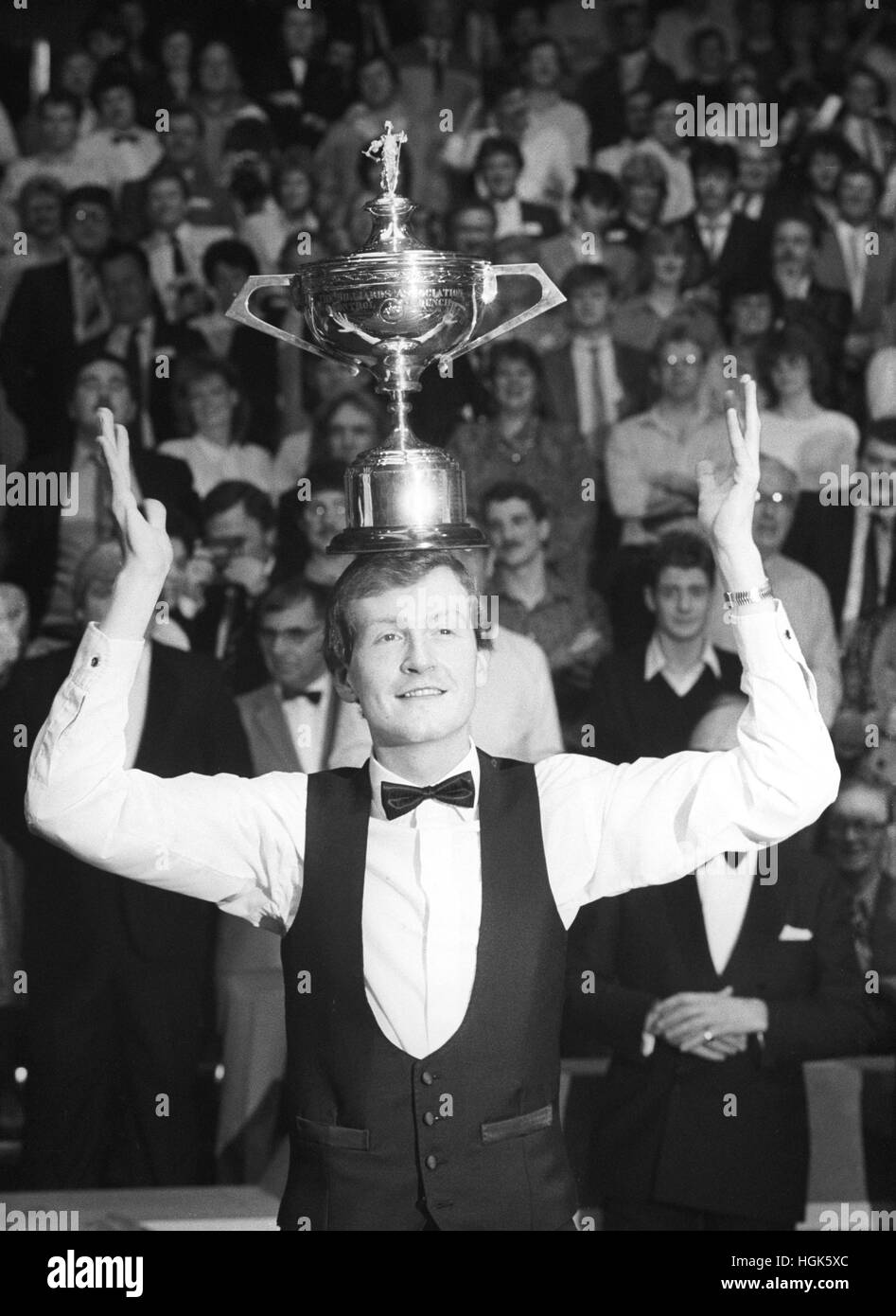 Steve Davis gleicht die World Snooker Championship Trophy am Kopf nach einem Sieg über Titelverteidiger Joe Johnson 18-14 in Sheffield Crucible Theatre. Stockfoto