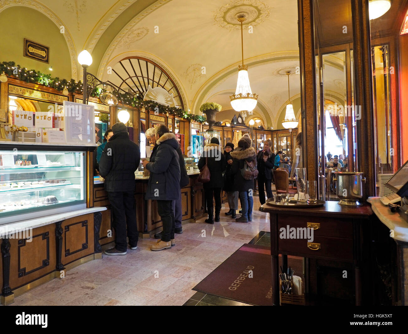 Das klassische Interieur des berühmten Gerbeaud Kavehaz Kaffee-Hauses in der Innenstadt von Budapest, Ungarn Stockfoto