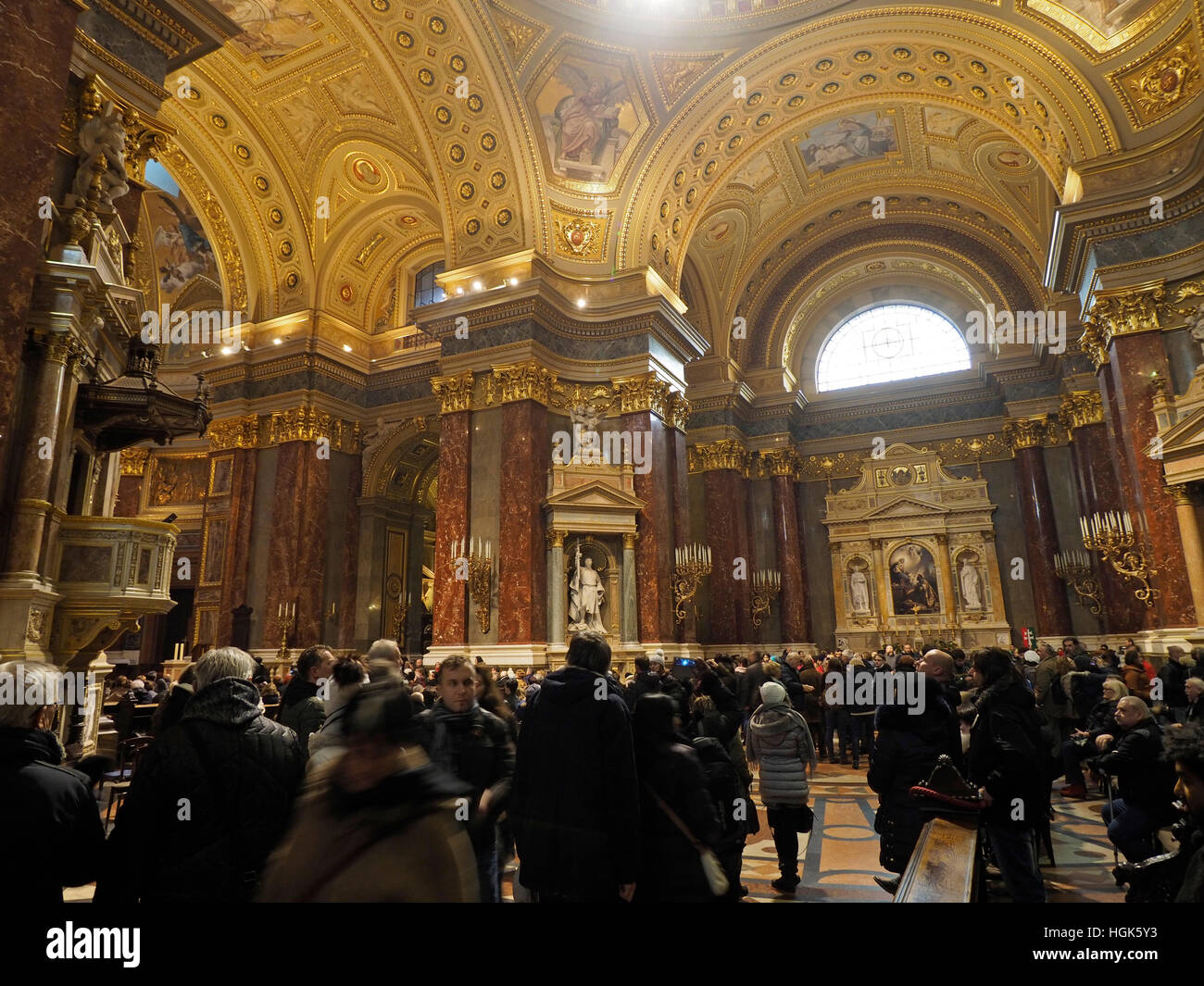St. Stephans Basilika in Budapest, Ungarn, eine der größten Kirchen der Welt mit 8000 Sitzplätzen innen. Stockfoto