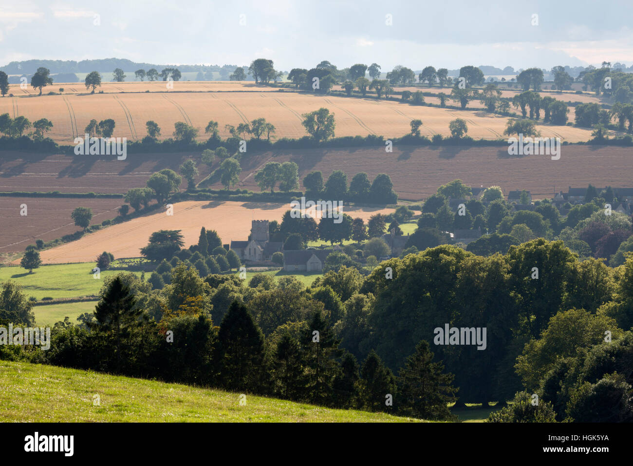 Cotswold Ackerland und St. Michael und alle Engel Kirche, Guiting Power, Cotswolds, Gloucestershire, England, Vereinigtes Königreich Stockfoto