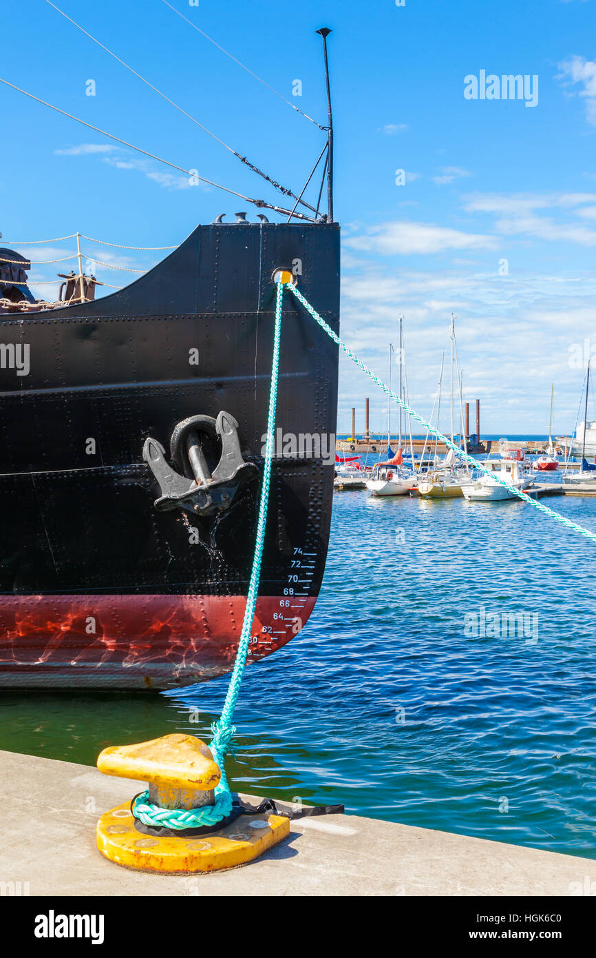 Der Bug Eines Schiffes Eisbrecher Auf Ein Dock Und Yachten