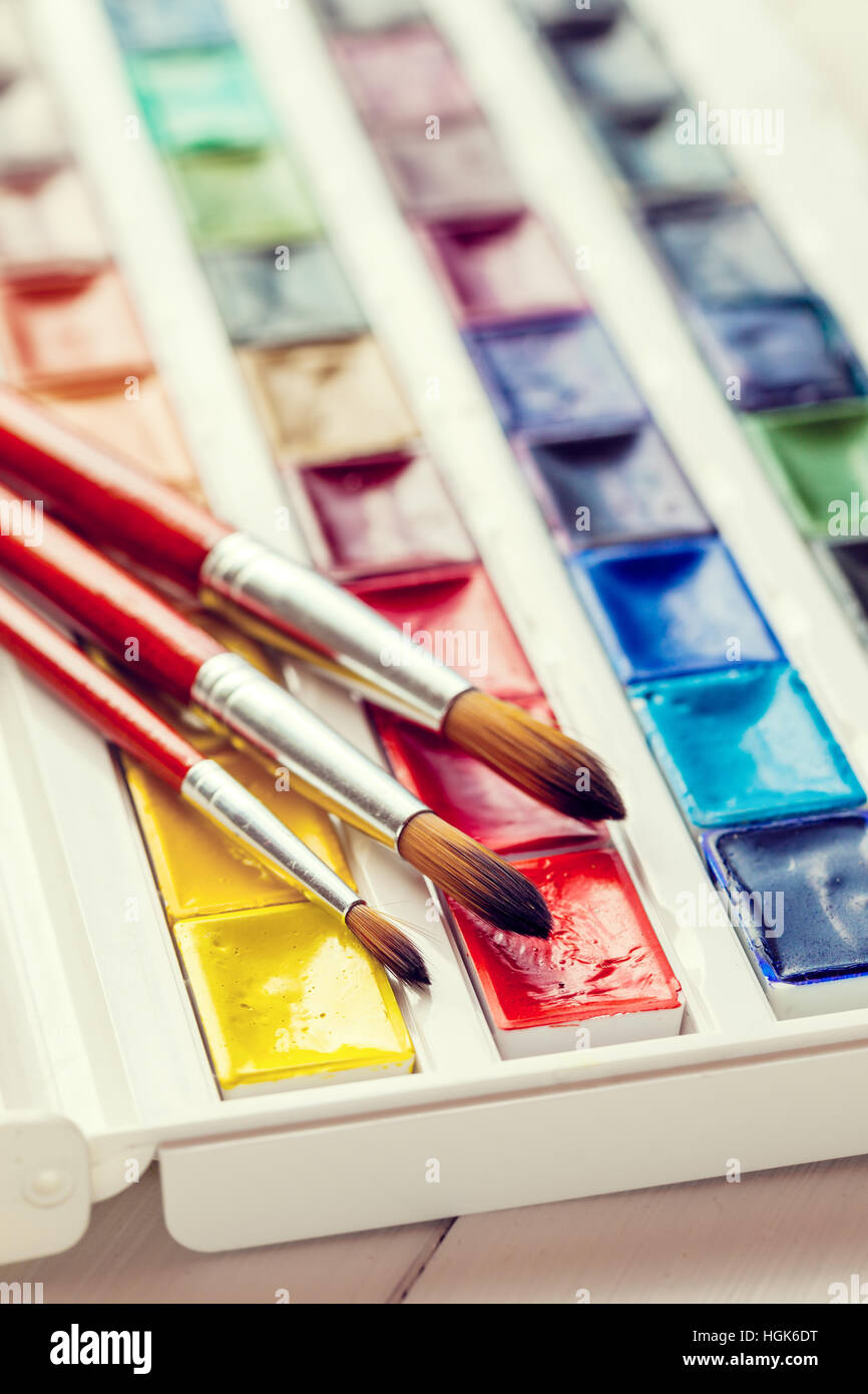 Bürsten für Wasser Farbmalerei hautnah und Satz von Aquarellfarben. Selektiven Fokus. Stockfoto