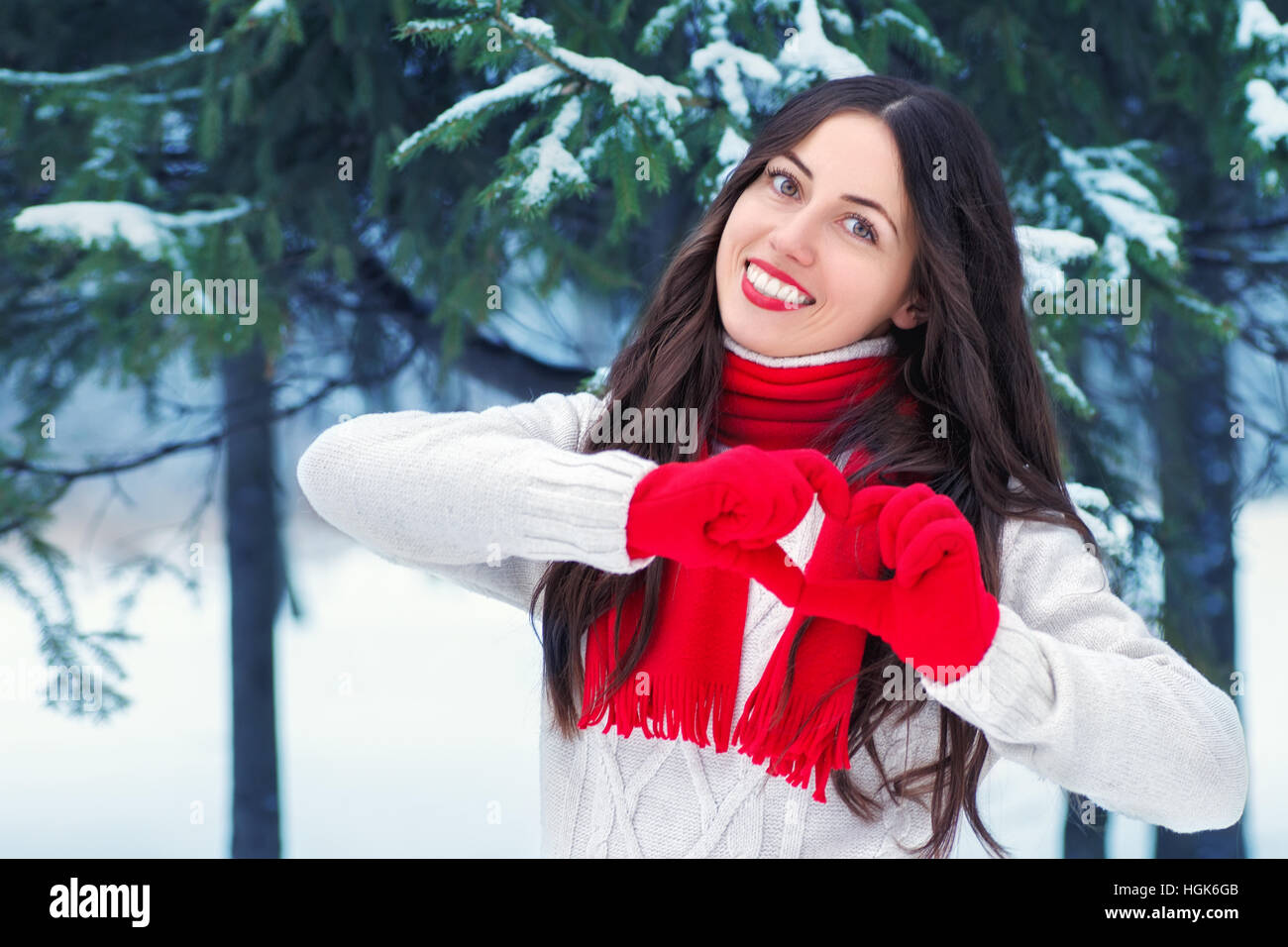 Porträt von positive junge Frau im Winterwald Stockfoto