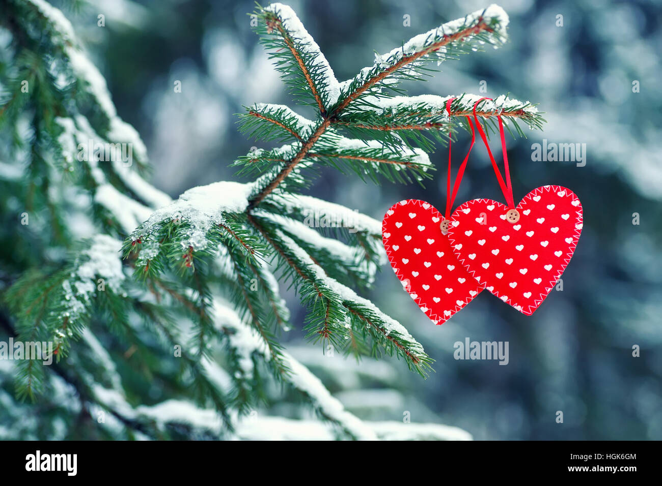 rotes Herz auf Winter Baum Stockfoto