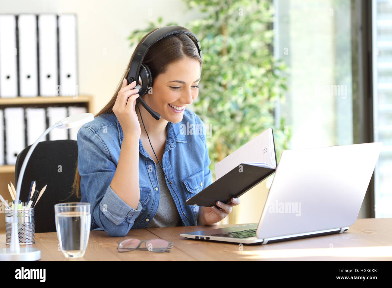 Freiberuflicher Operator sprechen mit Headsets und Beratung Zeitplan in einer Agenda im Büro Stockfoto