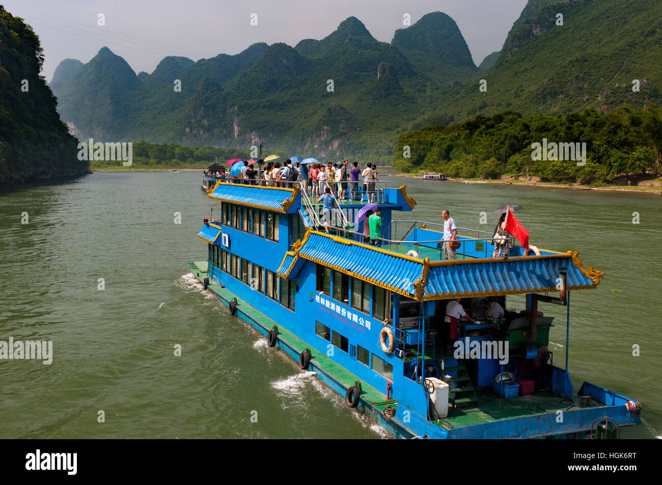 Li River, China - 1. August 2012: Ein Fahrgastschiff die Reise zwischen Guilin Yangshuo in dem Li-Fluss in China Stockfoto