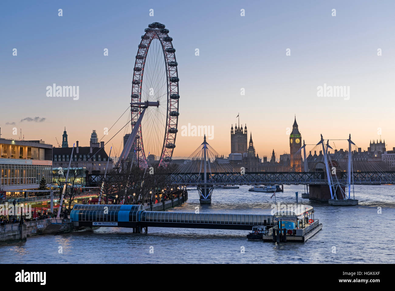 Blick auf den Fluss. London Eye und Big Ben. Southbank London UK Stockfoto