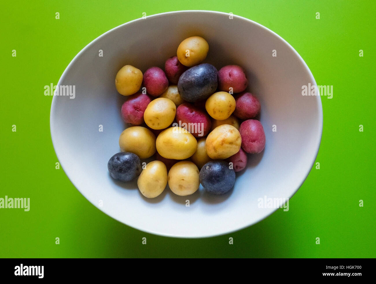 Tricolor Babykartoffeln in einer Schüssel weiß Stockfoto