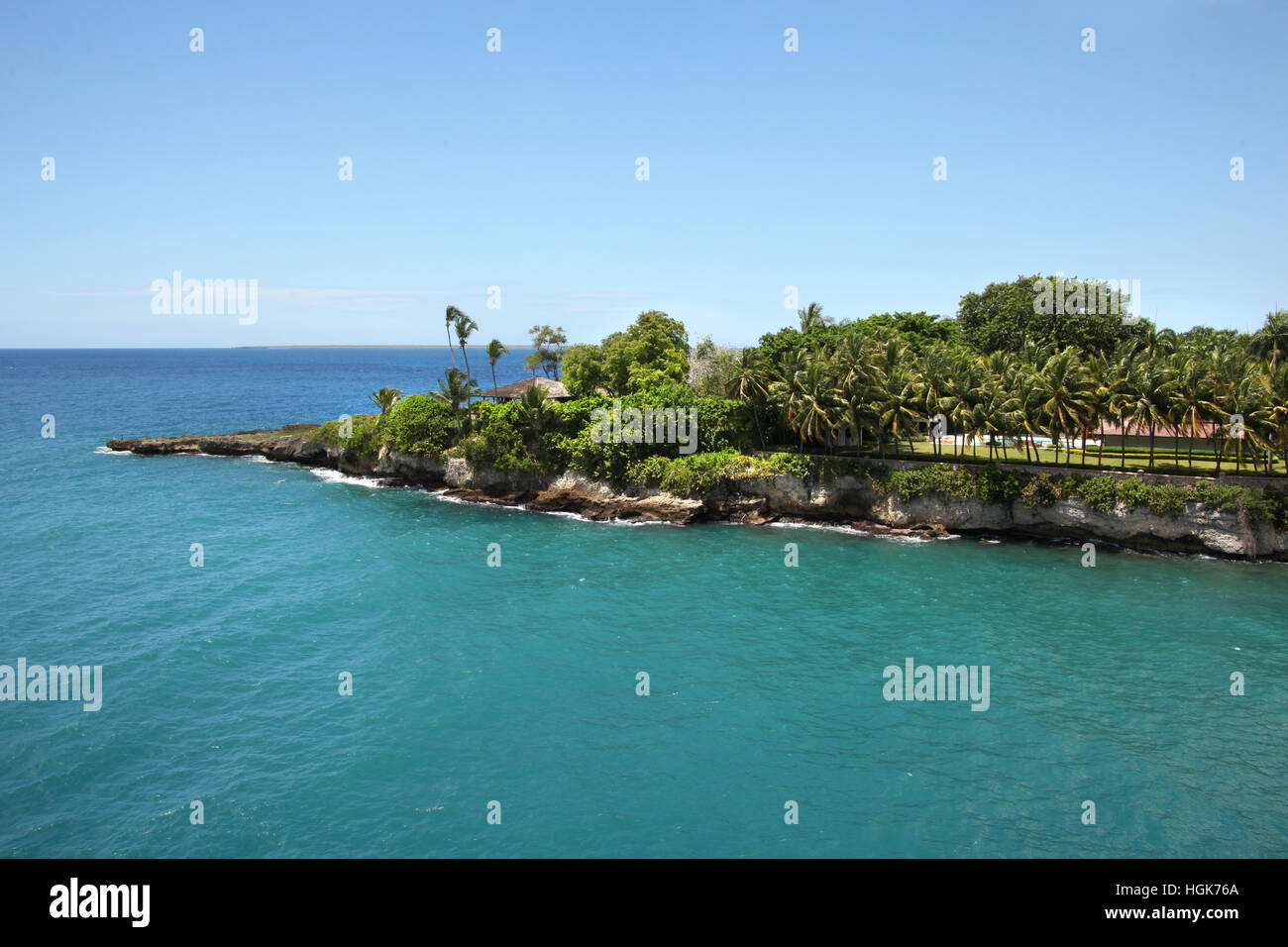 Vorbei an schönen Landschaft Kreuzfahrt in den Hafen von La Romana, Dominikanische Republik, Karibik. Stockfoto
