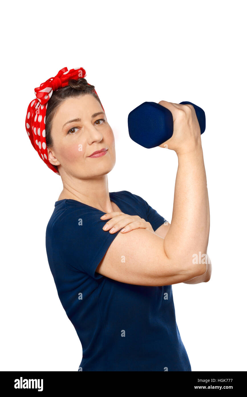 Lächelnde Frau mit roten Halstuch und blaues T-shirt eine Gewicht heben isoliert vor weißem Hintergrund, Rosie die Riviter Stockfoto