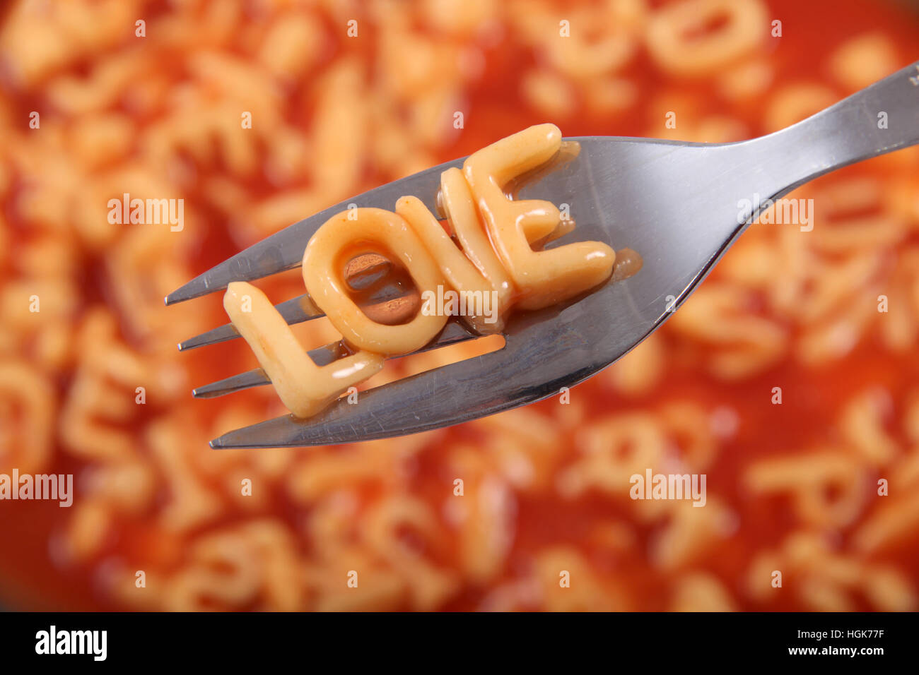 Spaghetti Buchstaben das Wort Liebe mit den Buchstaben auf einer Gabel aufgehalten. Stockfoto