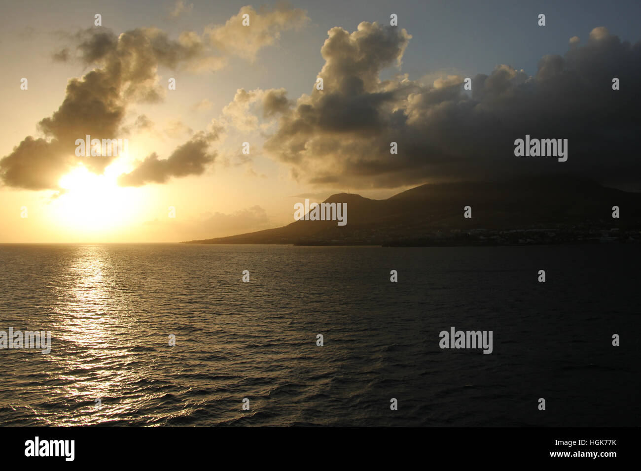 Sonnenuntergang über der Insel St. Kitts mit schönen Reflexionen über den Ozean, Caribbean. Stockfoto