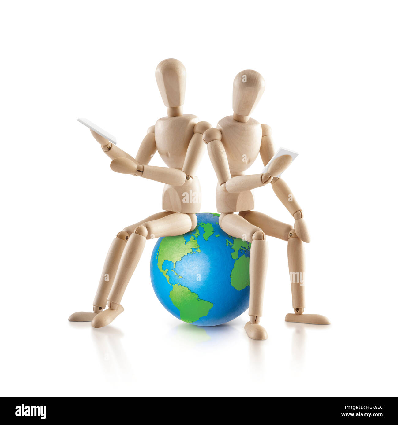 Zwei Holz-Modell sitzen auf der ganzen Welt auf weißem Hintergrund Stockfoto