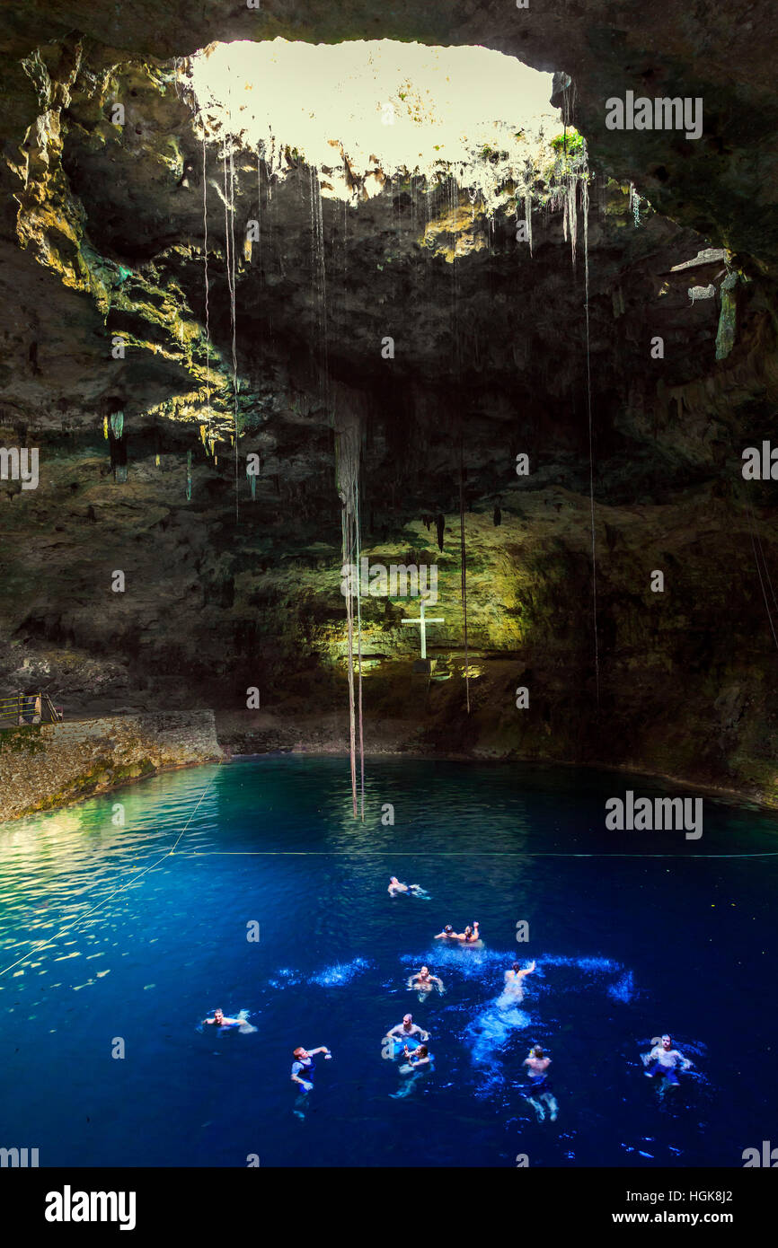 Touristen, die Schwimmen im IK KIL Cenote Doline, Yucatan, Mexiko Stockfoto