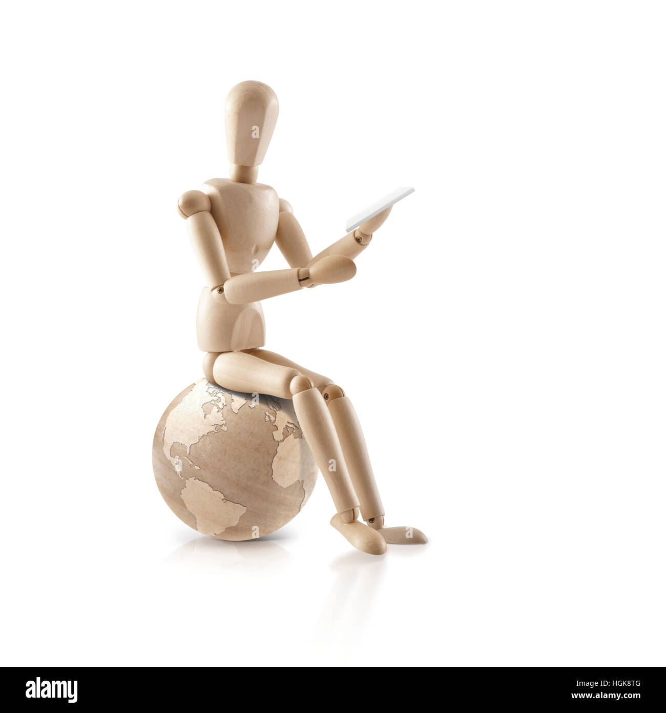 Holz-Modell sitzen auf der ganzen Welt auf weißem Hintergrund Stockfoto