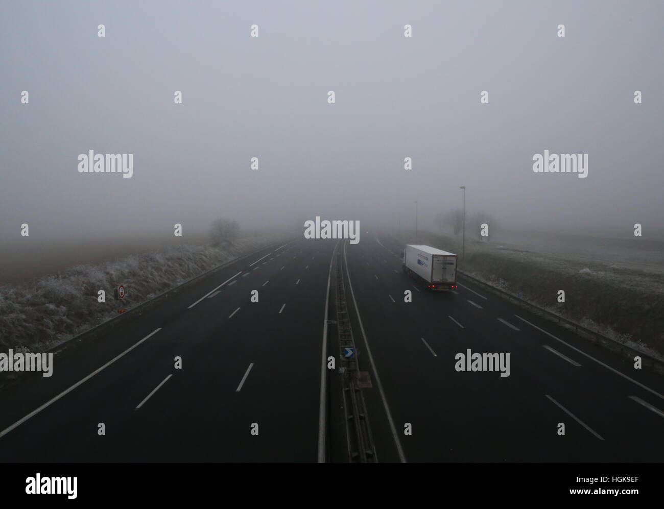 Verkehr auf der Autobahn A10 in dichtem Nebel in der Nähe von Tours Frankreich Januar 2017 Stockfoto
