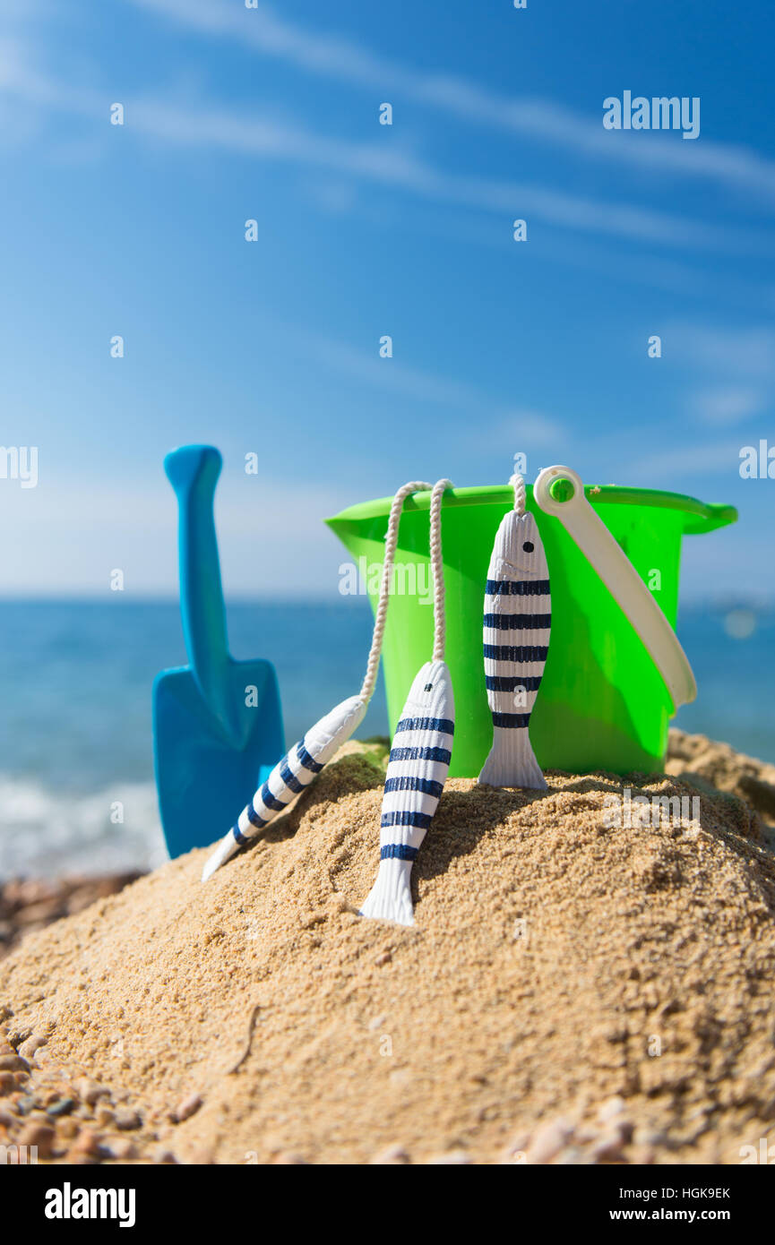 Familienurlaub mit Spielzeug im sand Stockfoto