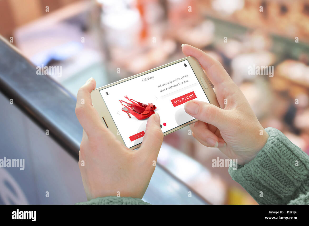 Kaufen Sie mit Ihrem Smartphone ein. Mobil in horizontaler Position in der Hand der Frau. Einkaufszentrum im Hintergrund. Stockfoto