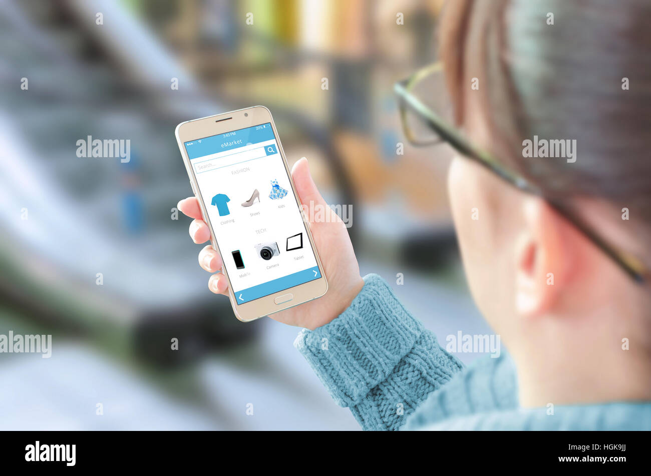 Frau Nutzung Online-shopping-app auf dem Smartphone. Glas des Business Centers im Hintergrund. Stockfoto