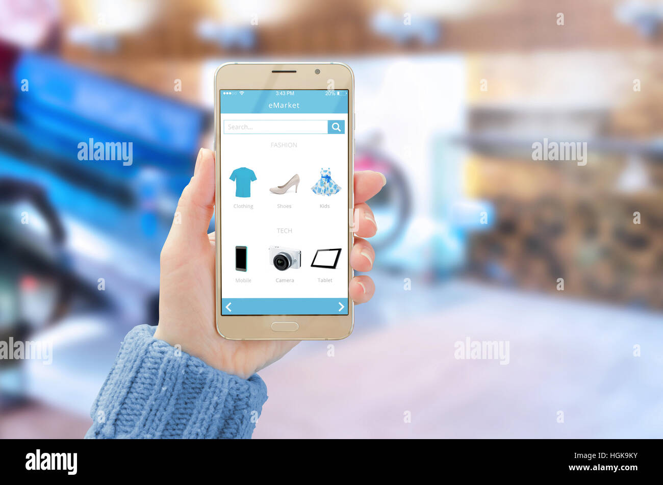 Handy mit Online-Shop app auf Handy in der Hand der Frau anzeigen Einkaufszentrum im Hintergrund. Stockfoto