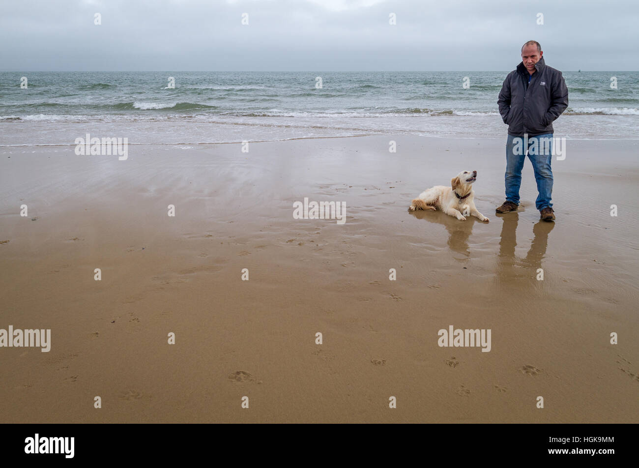 Mensch und Hund gewidmet beste Freunde am Strand Stockfoto
