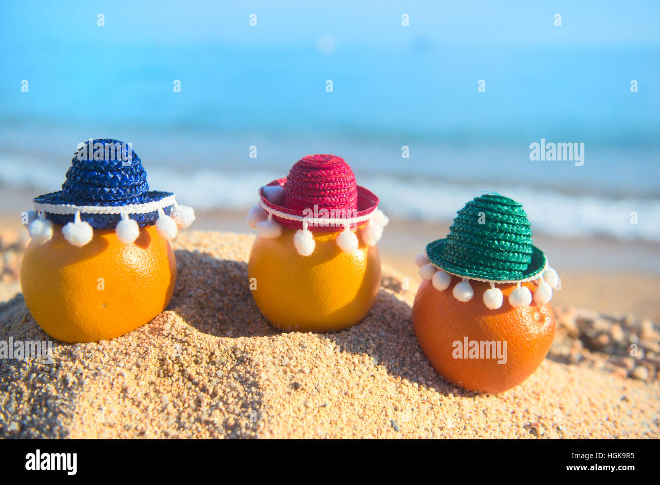 Gesunde Zitrusfrucht mit Sombrero am Strand Stockfoto