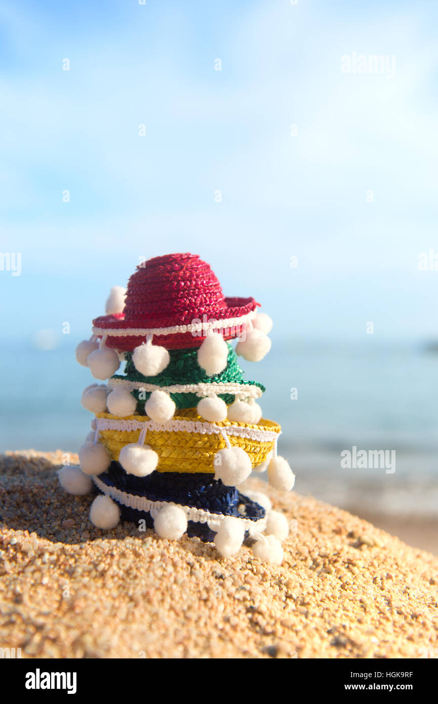 Bunte Stroh Sombreros am Strand Stockfoto