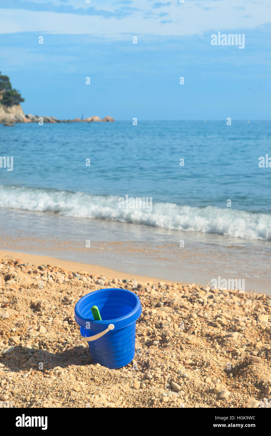 Kunststoff-Spielzeug im Sand am Strand Stockfoto