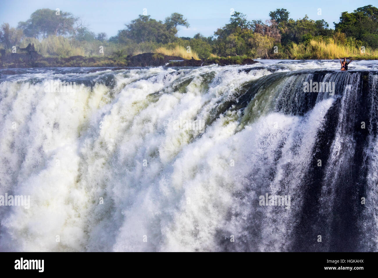 Touristen in Teufels Pool über Viktoriafälle, Livingstone, Sambia (oben rechts) Stockfoto
