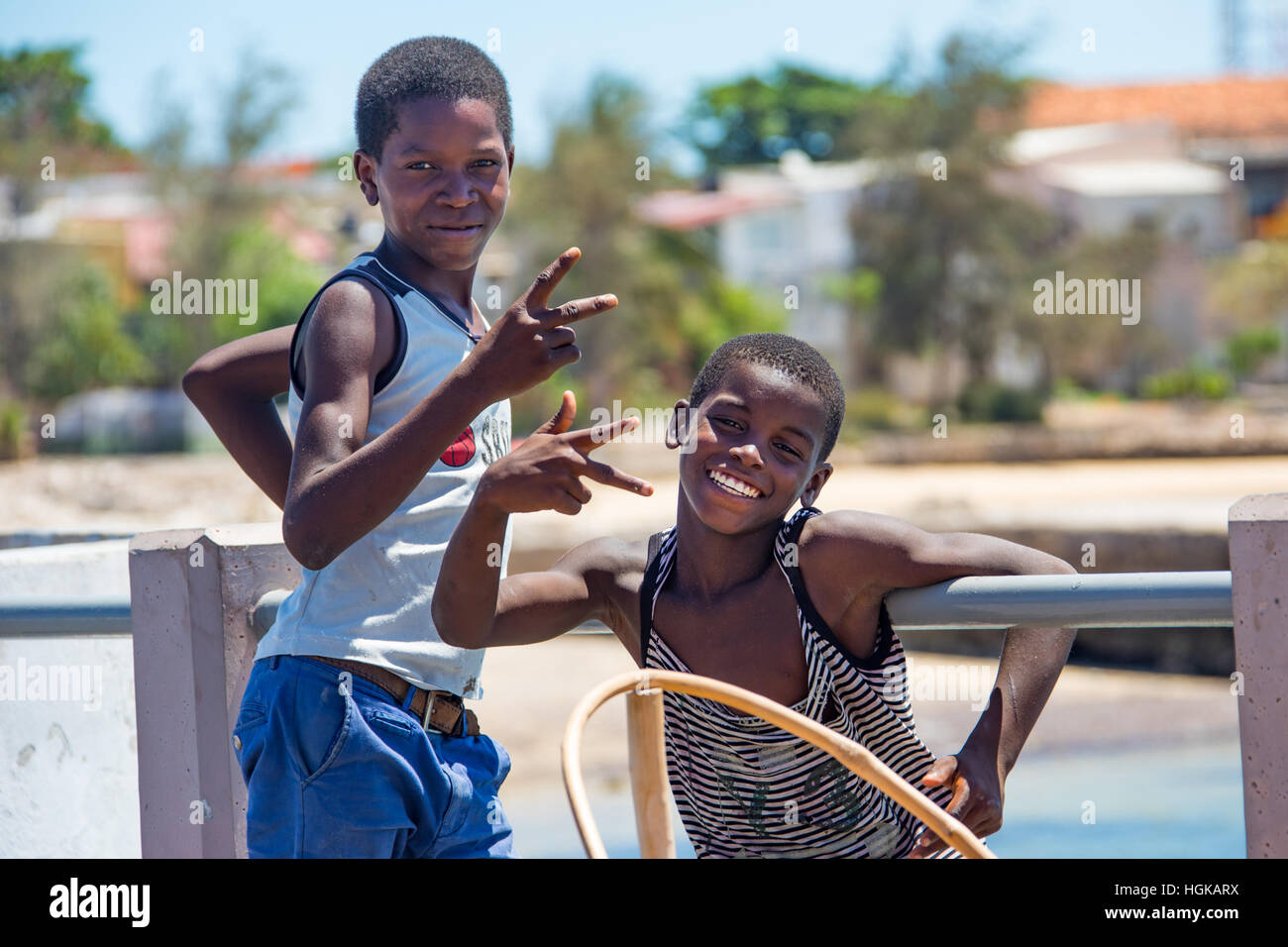 Jungs auf Mozambique Island (Ilha de Mocambique), Mosambik Stockfoto