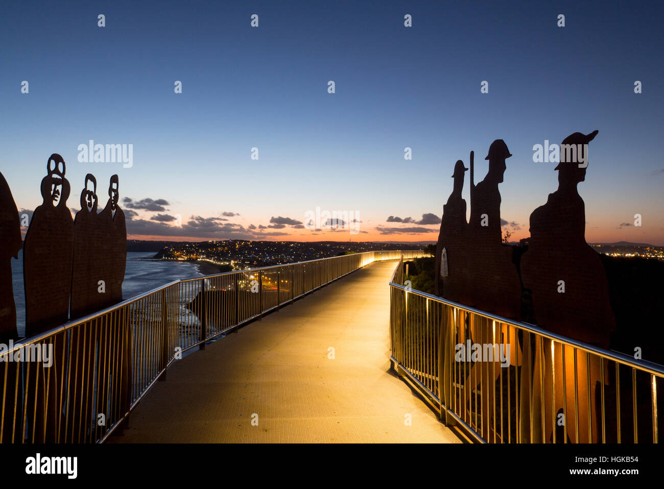 ANZAC Memorial Walk Figuren in der Abenddämmerung mit Blick auf Bar Strand und Küste Newcastle NSW Australia Stockfoto