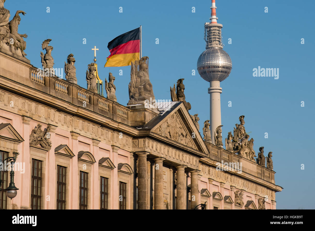 Berlin, Tv-Turm, historische Gebäude (Zeughaus) und deutscher Flagge Stockfoto