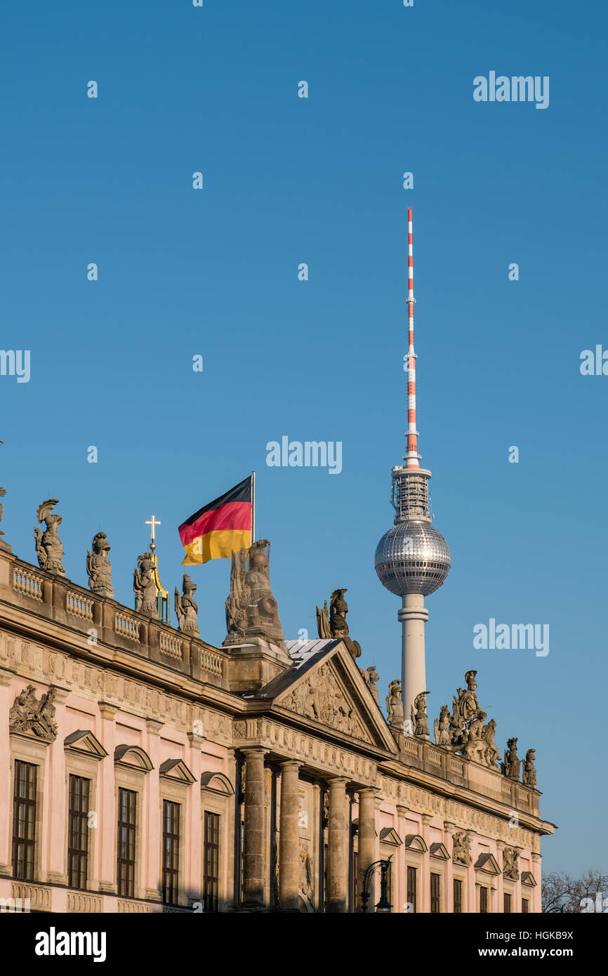 Berlin, Tv-Turm, historische Gebäude (Zeughaus) und deutscher Flagge Stockfoto