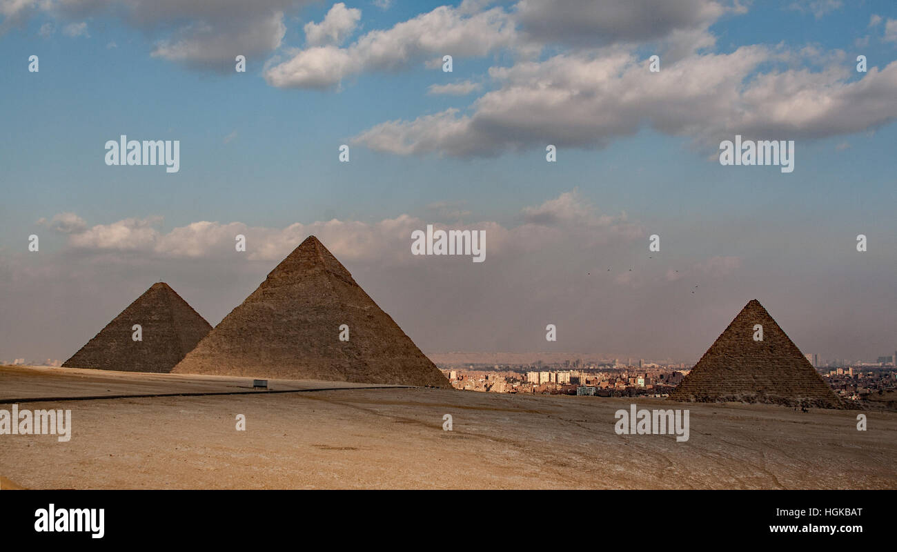 Die Pyramiden von Gizeh, im Südwesten von Kairo, ist geprägt durch die 3 massive Pyramiden von 4. Dynastie Herrscher von Ägypten gebaut. Stockfoto