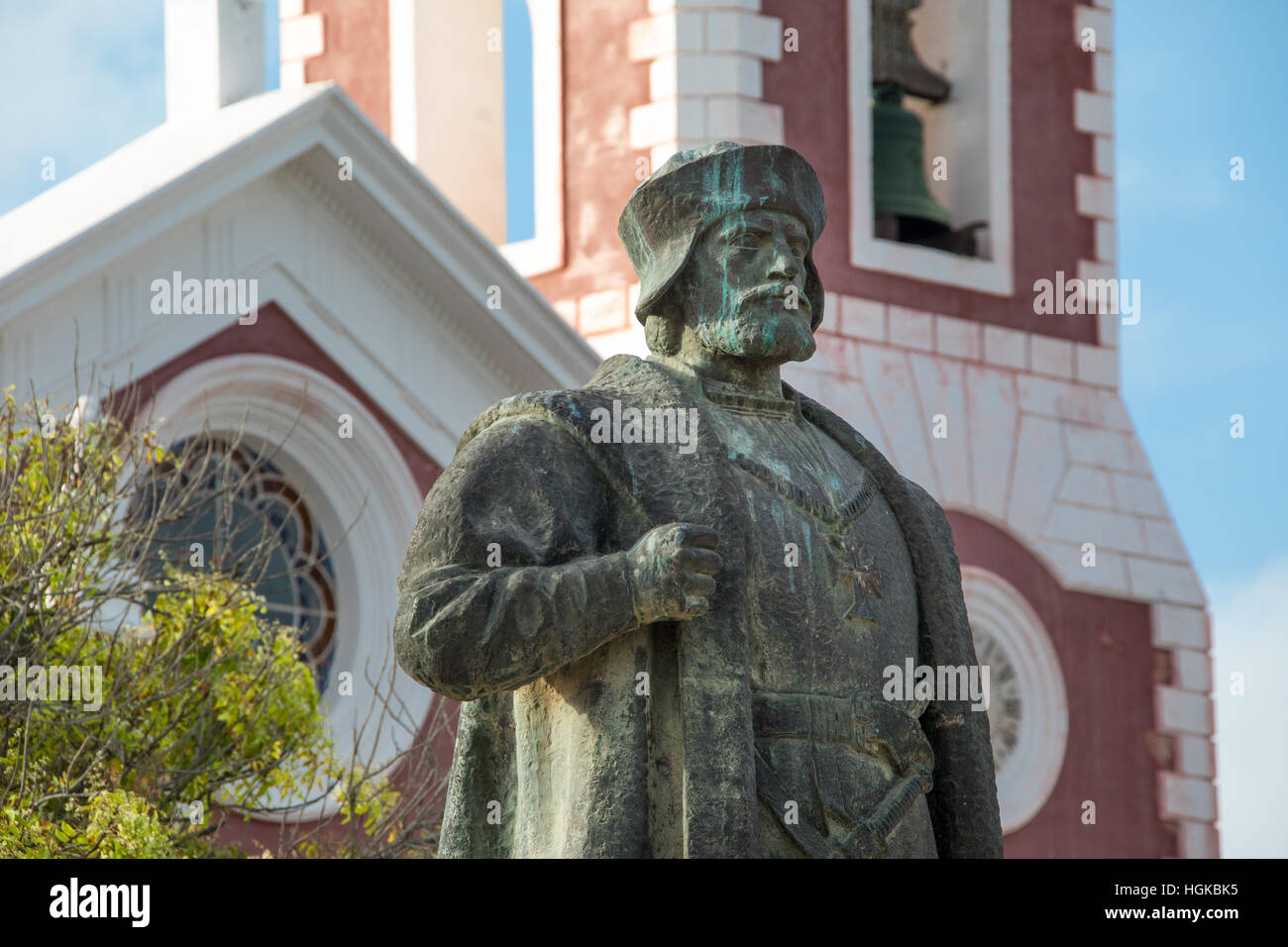 Statue von Vasco de Gama außerhalb der Palast und die Kapelle von São Paulo jetzt ein Museum auf der Ilha de Mozambique, Afrika Stockfoto