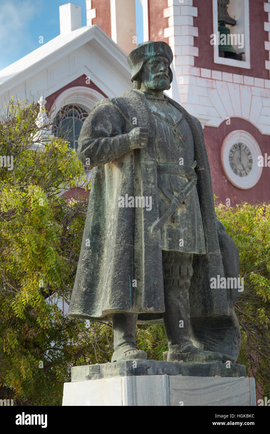 Statue von Vasco de Gama außerhalb der Palast und die Kapelle von São Paulo jetzt ein Museum auf der Ilha de Mozambique, Afrika Stockfoto