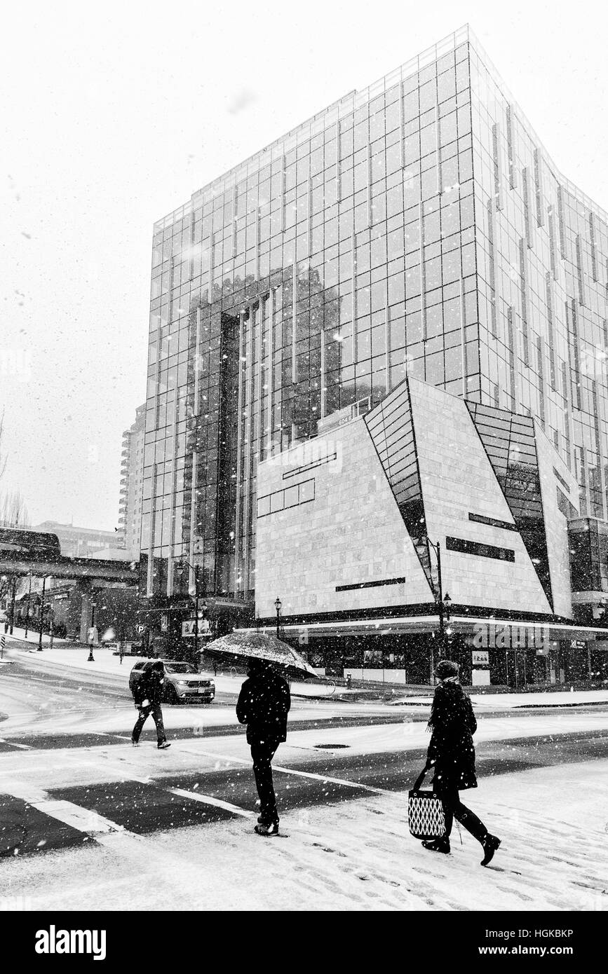 New Westminster, BC, Kanada - 26. Dezember 2016 - Fußgänger überqueren an einem verschneiten Tag.  Foto: © Rod Berg http://bit.ly/RM-Archives Stockfoto