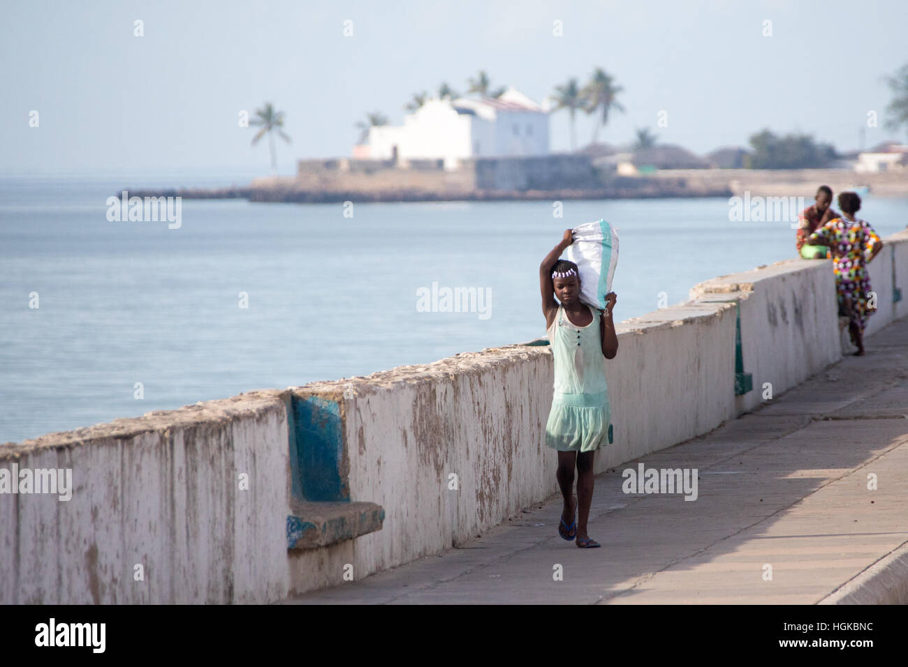 Straßenszene, Kirche von Santo Antonio auf Mosambik Insel (Ilha de Mocambique), Mosambik Stockfoto