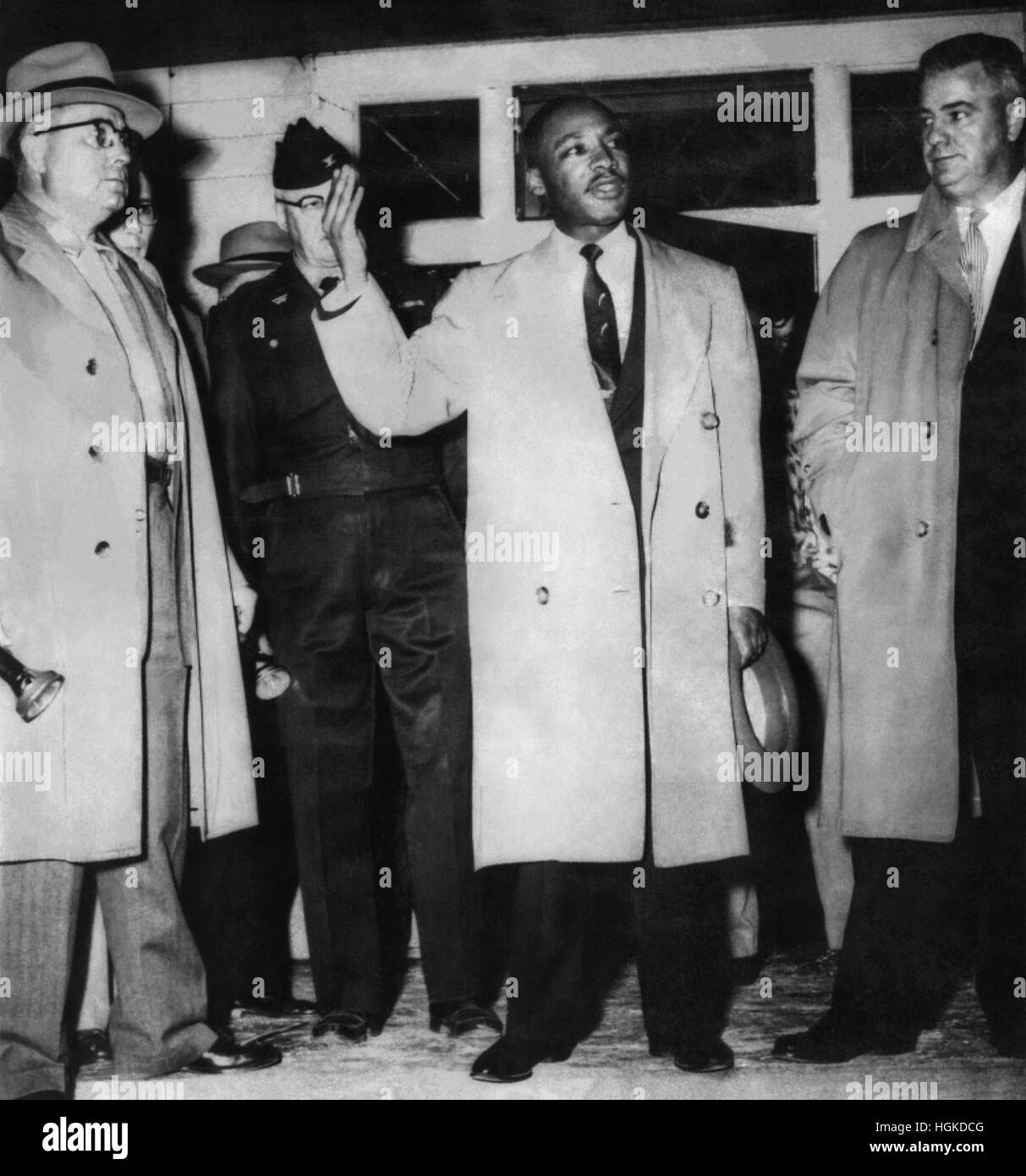 Dr. Martin Luther King, Jr. Adressierung einer Menschenmenge aus seiner Veranda nach seinem Haus in Montgomery, Alabama wurde bombardiert, am Januar 30,1956. Stockfoto
