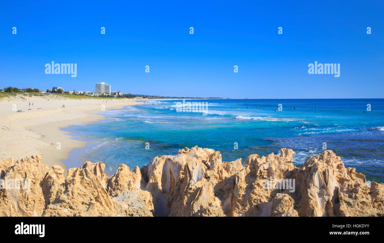 In Richtung Süden auf Scarborough Beach von Trigg Island und Trigg Blue Hole. Perth, Australien Stockfoto