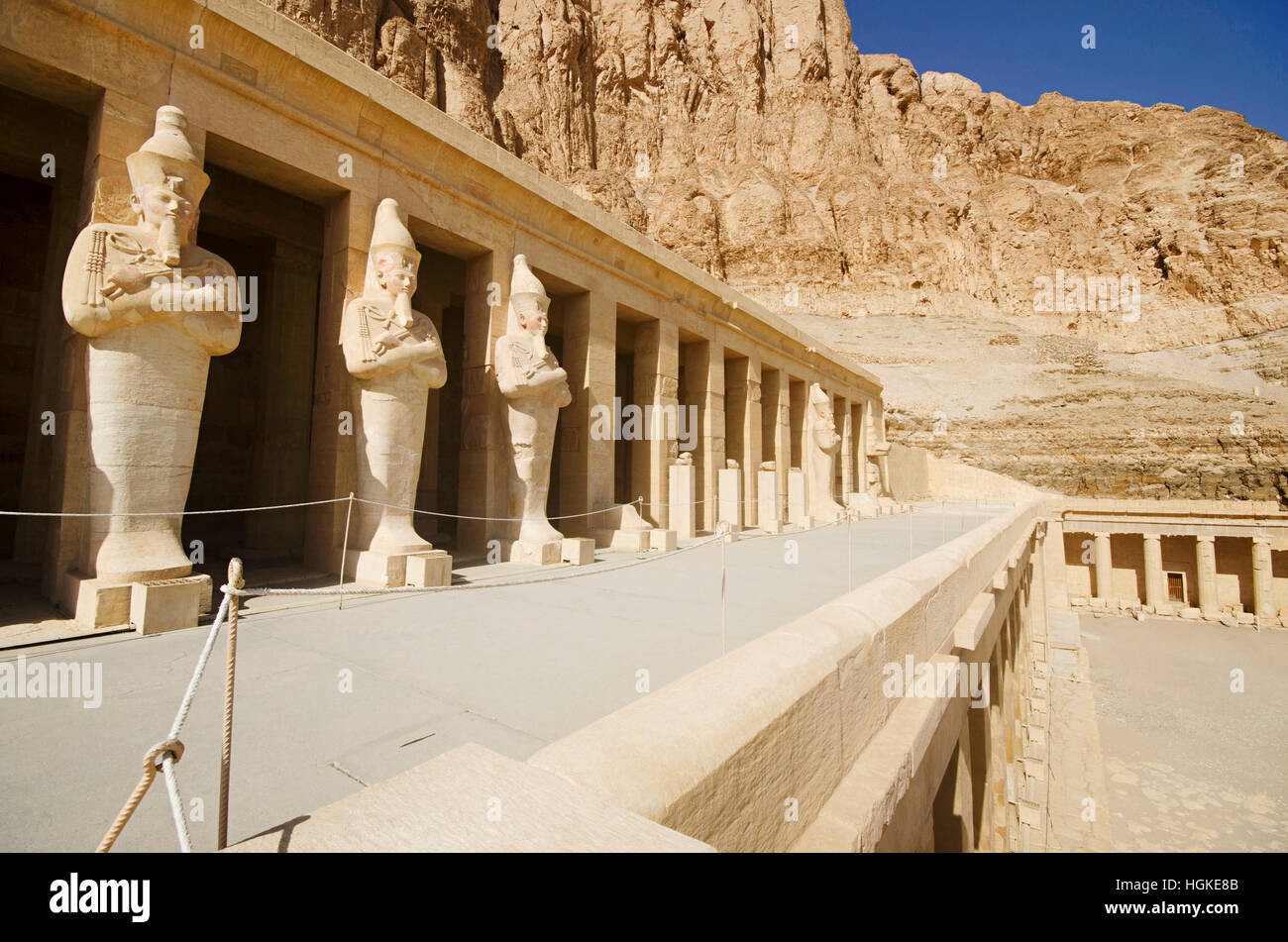 Außenansicht der Leichenhalle Tempel der Hatschepsut, ist eine alte Grabbeigaben Heiligtum, gewidmet dem Sonnengott Amon, gelegen am Westufer des Nil r Stockfoto