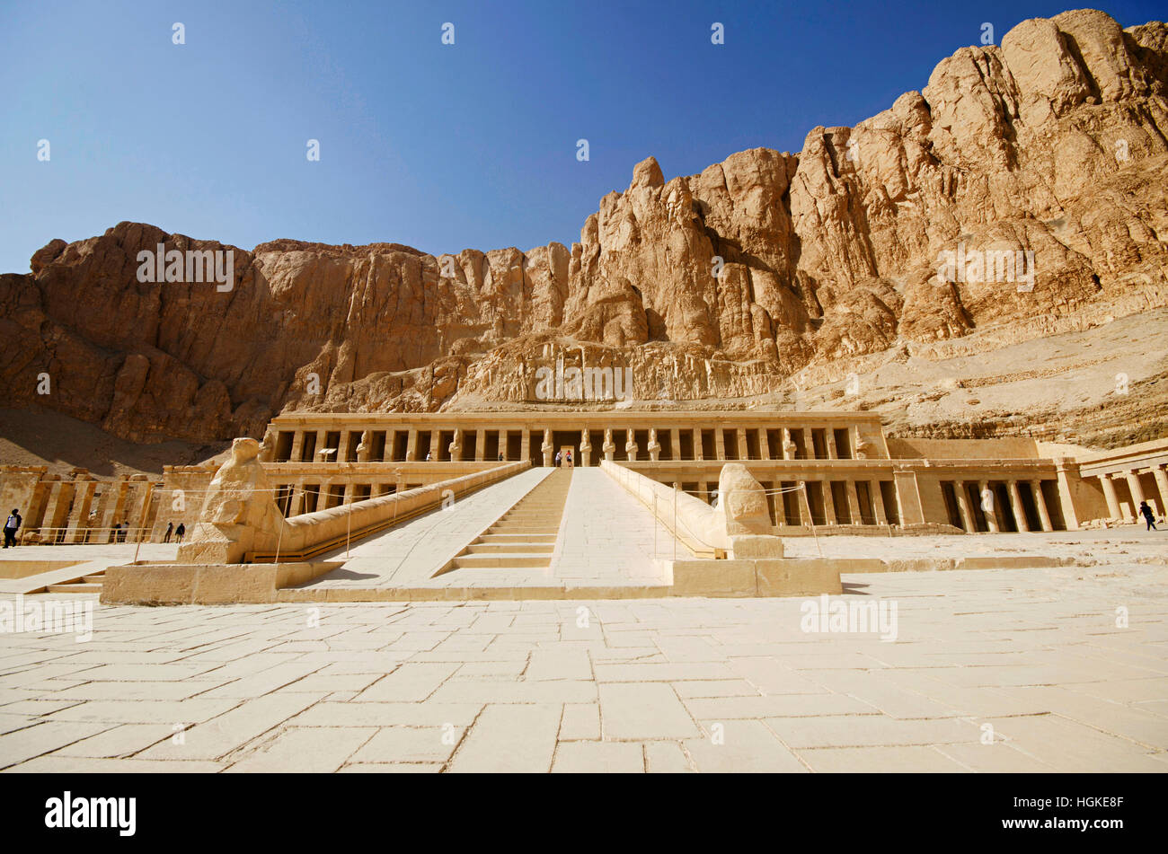 Der Leichenhalle Tempel der Hatschepsut, ist eine alte Grabbeigaben Heiligtum, gewidmet dem Sonnengott Amon, gelegen am Westufer des Nils, in der Nähe von Val Stockfoto